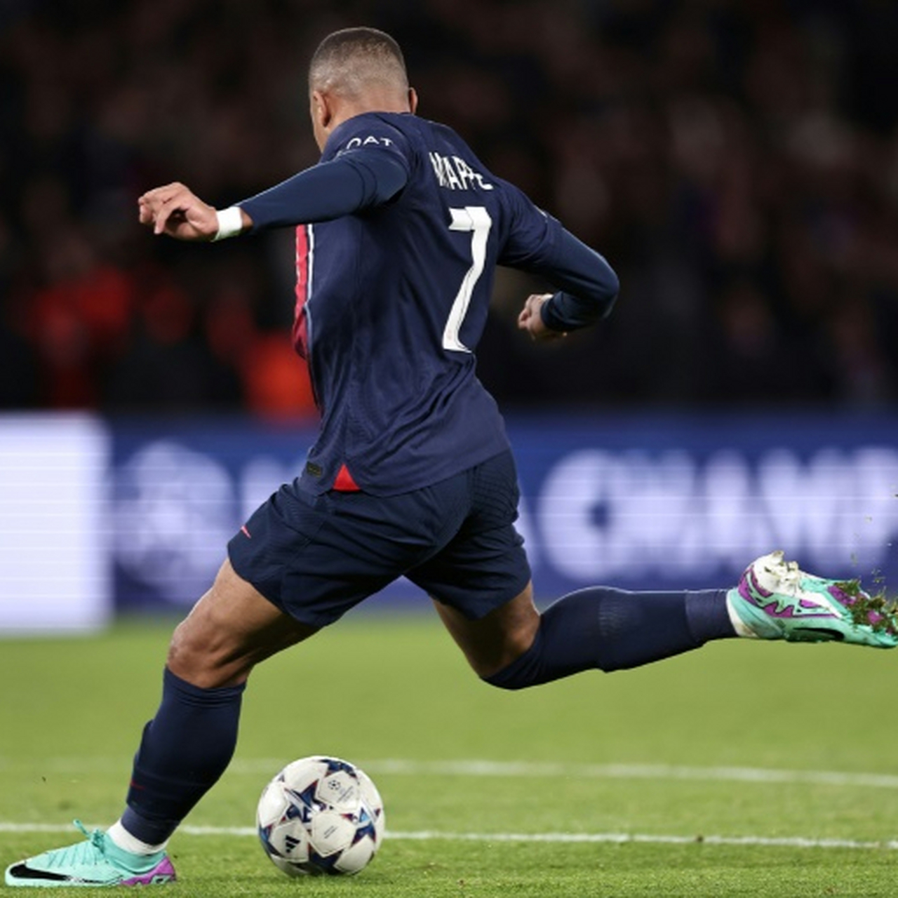 九游体育官网入口-AC米兰训练开放日；赛前外线爆发引欢呼；欧冠在即；资深球员宣示担当